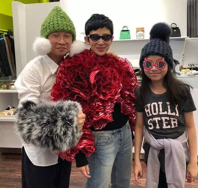 53歲吳君如為女兒慶生,鏡頭拉近藏了12年的女兒顏值曝光,難怪至今不願公開