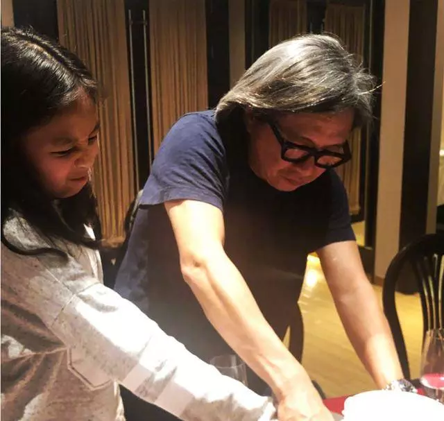 53歲吳君如為女兒慶生,鏡頭拉近藏了12年的女兒顏值曝光,難怪至今不願公開