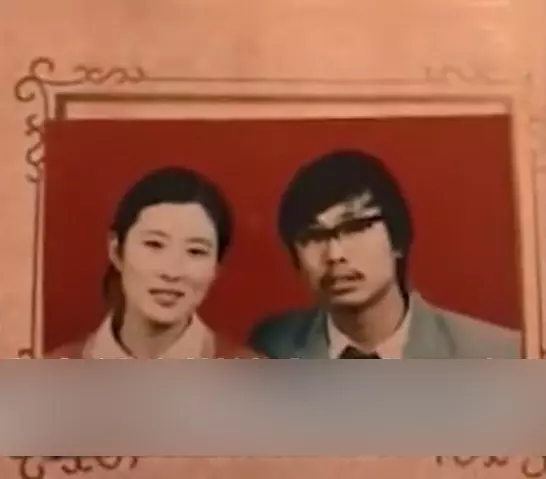 老爸「頭亂成鳥窩」照娶女神老婆 網曬「父母差異婚照」噴笑:我媽當年鬼遮眼?