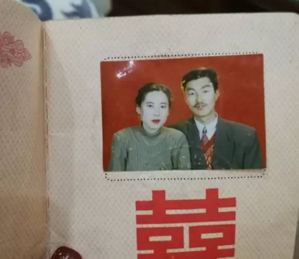 老爸「頭亂成鳥窩」照娶女神老婆 網曬「父母差異婚照」噴笑:我媽當年鬼遮眼?