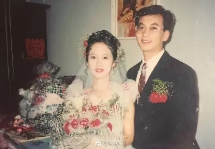 老爸「頭亂成鳥窩」照娶女神老婆 網曬「父母差異婚照」噴笑:我媽當年鬼遮眼?
