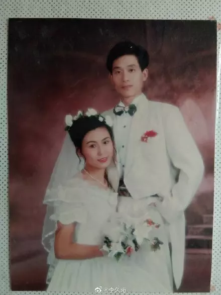 老爸「頭亂成鳥窩」照娶女神老婆 網曬「父母差異婚照」噴笑:我媽當年鬼遮眼?