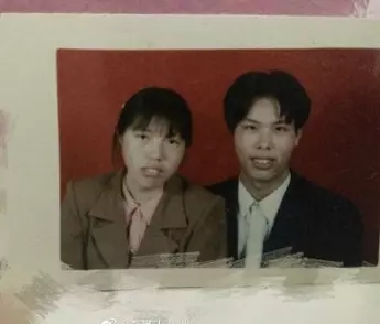老爸「頭亂成鳥窩」照娶女神老婆 網曬「父母差異婚照」噴笑:我媽當年鬼遮眼?