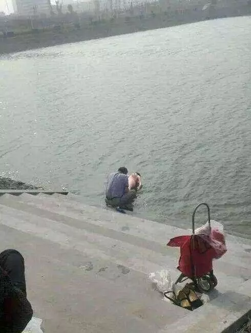 男子河邊當眾為女友洗澡,女人翻過身,眾人嚇得慌忙報警