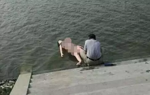 男子河邊當眾為女友洗澡,女人翻過身,眾人嚇得慌忙報警