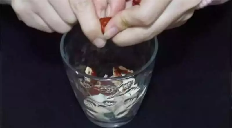 晚上經常失眠多夢?農村一個土方法:紅棗+大蒜泡水,每晚睡前喝一杯,一覺睡到大天亮,肝臟也更好了
