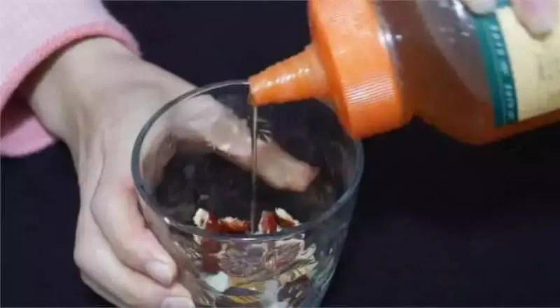 晚上經常失眠多夢?農村一個土方法:紅棗+大蒜泡水,每晚睡前喝一杯,一覺睡到大天亮,肝臟也更好了