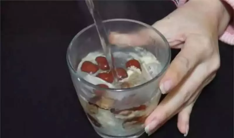 晚上經常失眠多夢?農村一個土方法:紅棗+大蒜泡水,每晚睡前喝一杯,一覺睡到大天亮,肝臟也更好了