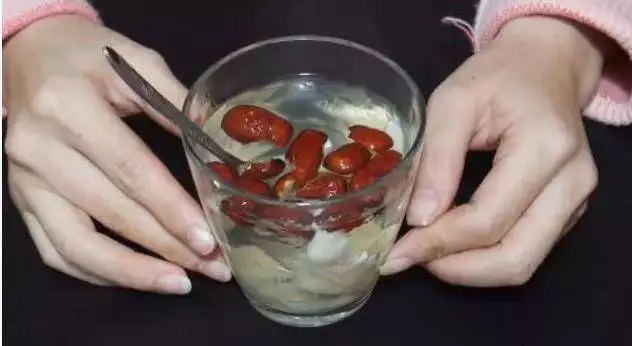 晚上經常失眠多夢?農村一個土方法:紅棗+大蒜泡水,每晚睡前喝一杯,一覺睡到大天亮,肝臟也更好了