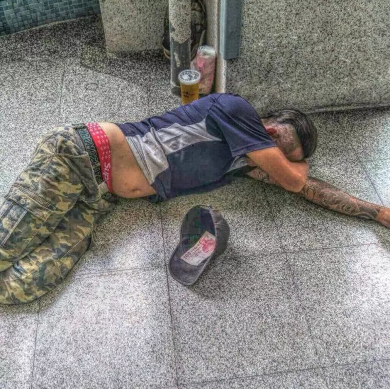 「躺地午睡」工人醒來賺翻?他苦笑:我不是乞丐餒