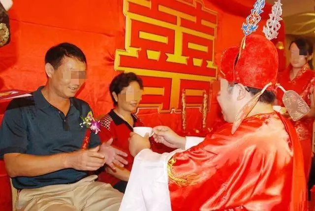 兒子結婚我一分沒花,孫子出生我喜滋滋去探望,聽到名字放下孩子