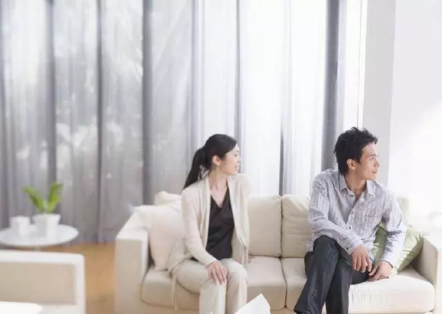 我生兩女兒,生病住院6天,老公細心照顧,回家我改了銀行卡密碼