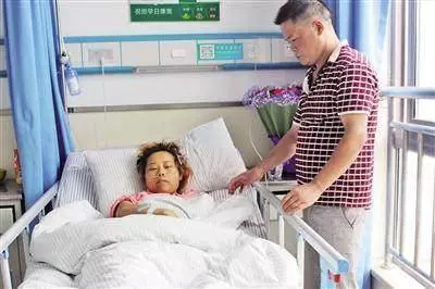 我生兩女兒,生病住院6天,老公細心照顧,回家我改了銀行卡密碼
