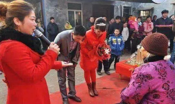 7個月身孕的新娘無法下跪,遭家中老人強迫,新郎行為受到表揚