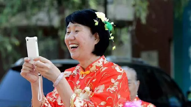 60歲老太家產全給兒子,在女兒家養老,兒子:這是她們欠我的