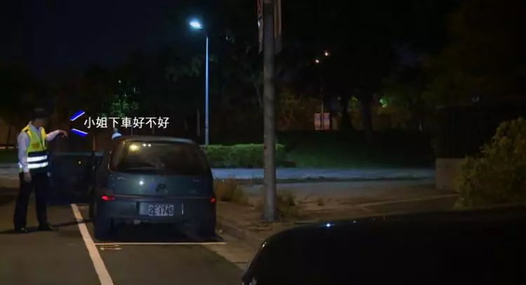 警察臨檢酒駕抓到天菜奶妹!喝超ㄎㄧㄤ吹酒測竟回「我都習慣跪著吹」…網友全部看傻眼!!!