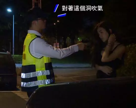 警察臨檢酒駕抓到天菜奶妹!喝超ㄎㄧㄤ吹酒測竟回「我都習慣跪著吹」…網友全部看傻眼!!!