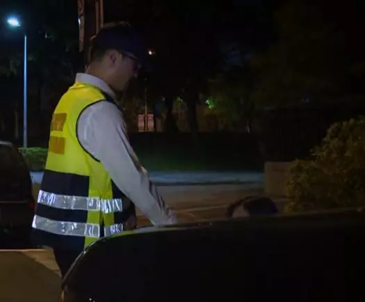 警察臨檢酒駕抓到天菜奶妹!喝超ㄎㄧㄤ吹酒測竟回「我都習慣跪著吹」…網友全部看傻眼!!!