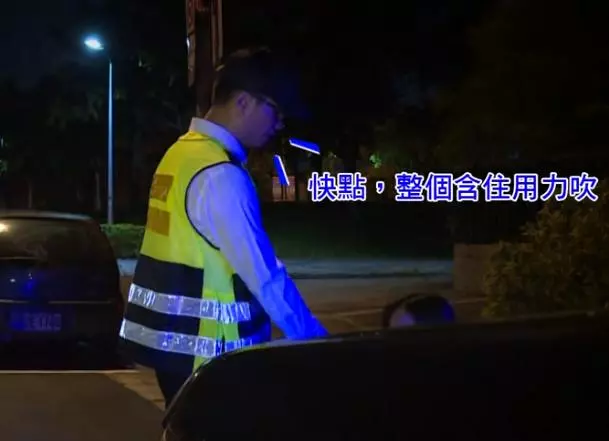 警察臨檢酒駕抓到天菜奶妹!喝超ㄎㄧㄤ吹酒測竟回「我都習慣跪著吹」…網友全部看傻眼!!!