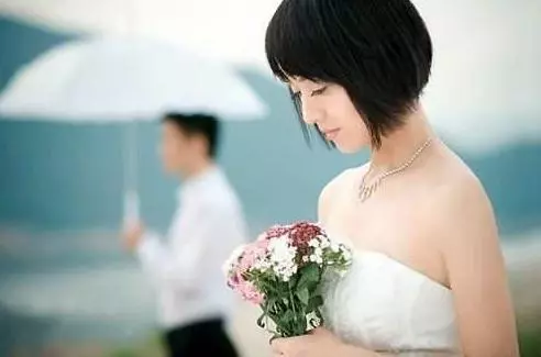 小叔新婚家婆叫我騰婚房,半夜老公來電話,我悄悄把房子賣掉了!