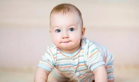 坐月子時婆婆天天煮麵條,我哄完孩子出去看到氣得我掀桌子!