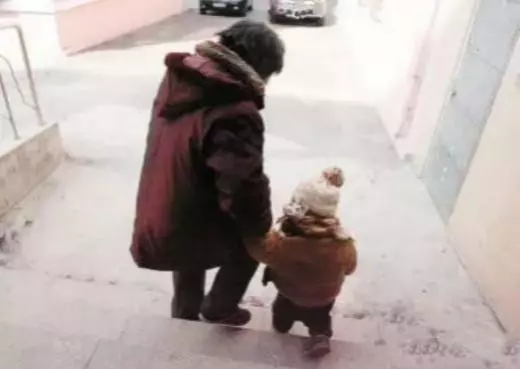 二胎又生女兒,婆婆給8萬紅包,辦滿月酒那天,我才知婆婆的計謀
