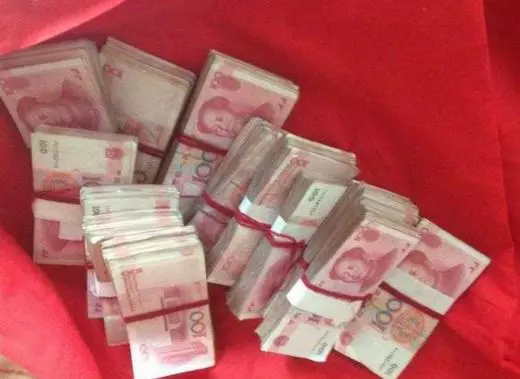 訂婚時母親要28萬彩禮,承諾給我陪嫁一輛車,看到車鑰匙,我哭了