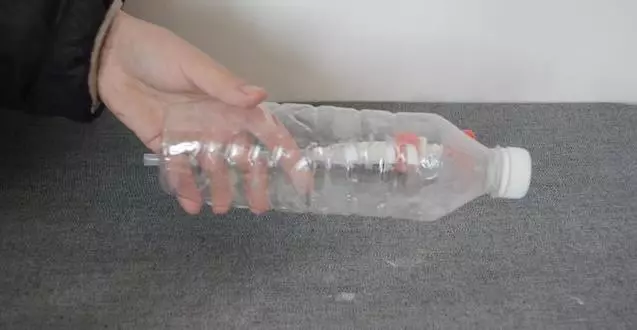 洗髮精用完「按壓噴頭」記得留下來!切掉管子「把頭貼在牆壁上」輕鬆省去不少麻煩事!
