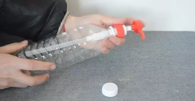 洗髮精用完「按壓噴頭」記得留下來!切掉管子「把頭貼在牆壁上」輕鬆省去不少麻煩事!