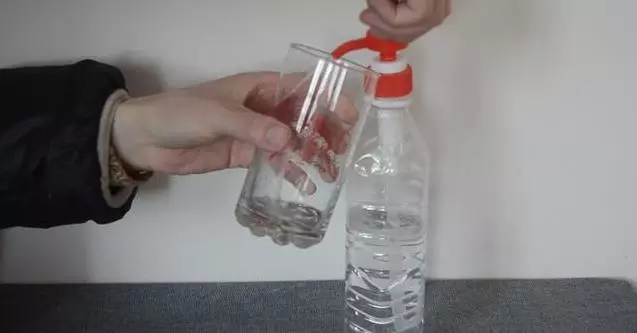 洗髮精用完「按壓噴頭」記得留下來!切掉管子「把頭貼在牆壁上」輕鬆省去不少麻煩事!