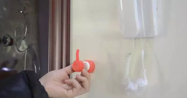 洗髮精用完「按壓噴頭」記得留下來!切掉管子「把頭貼在牆壁上」輕鬆省去不少麻煩事!