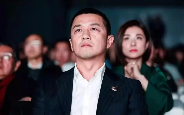 48歲李亞鵬被曝新戀情!新歡被指酷似王菲,坐擁超過500億身家!
