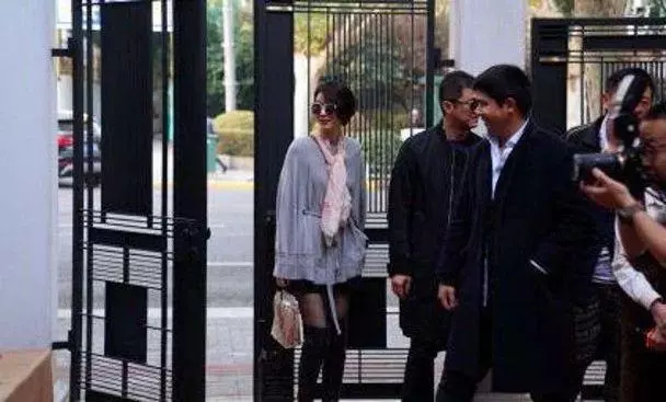 48歲李亞鵬被曝新戀情!新歡被指酷似王菲,坐擁超過500億身家!