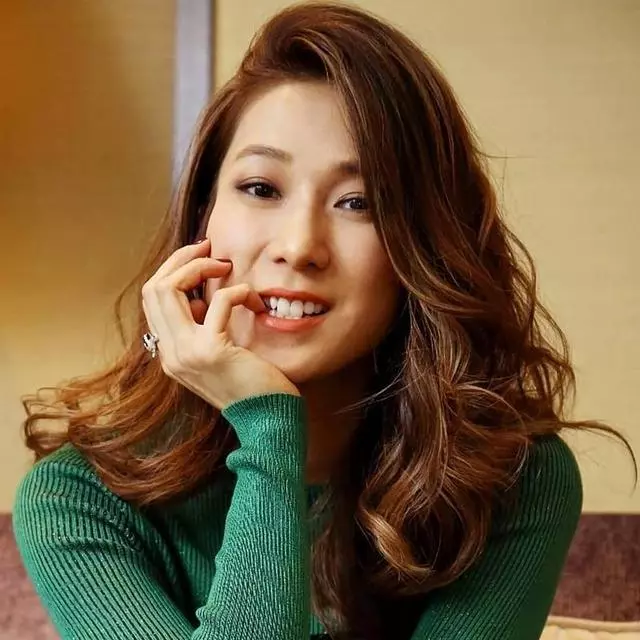 被老公抱纖腰拍照盡顯恩愛,TVB人氣女神鍾嘉欣首度攜眷公開亮相!