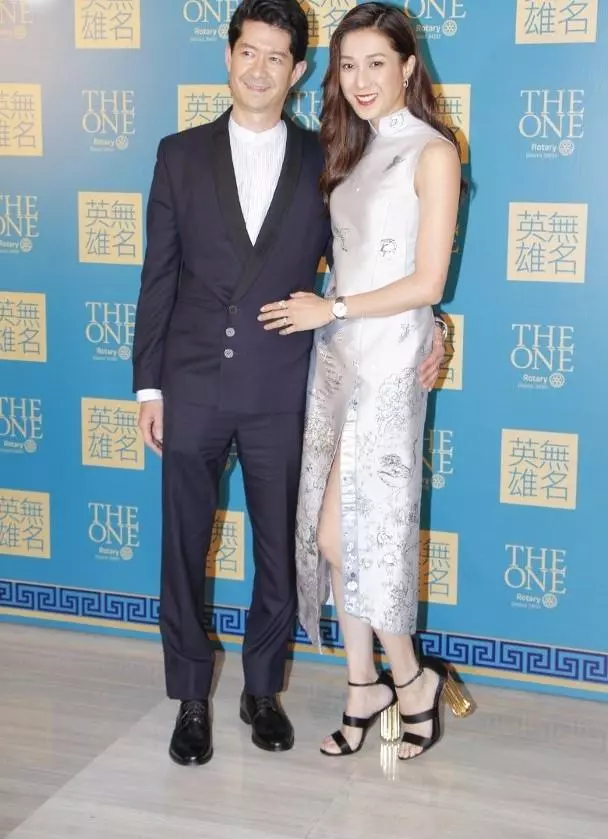 被老公抱纖腰拍照盡顯恩愛,TVB人氣女神鍾嘉欣首度攜眷公開亮相!