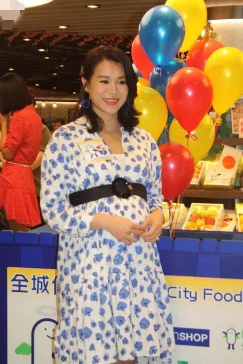 胡杏兒挺巨肚出席活動,自曝預產期在今年7月,二胎仍會堅持順產!