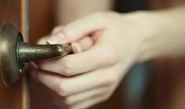 你的孩子,其實並不屬於你。永遠不要阻止孩子關上臥室的門!