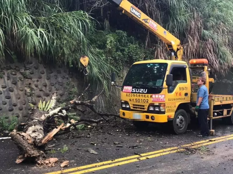 路上遇到龐然大物擋道…藍衣男自願下車「霸氣移開」 全網讚:台灣有你真好