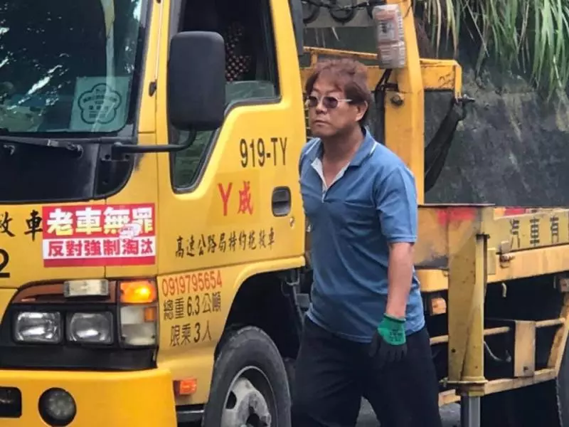 路上遇到龐然大物擋道…藍衣男自願下車「霸氣移開」 全網讚:台灣有你真好