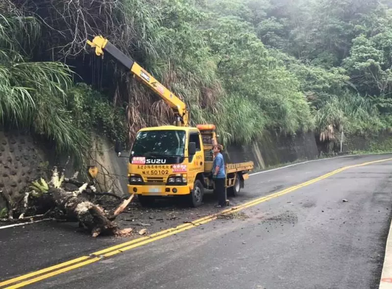 路上遇到龐然大物擋道…藍衣男自願下車「霸氣移開」 全網讚:台灣有你真好