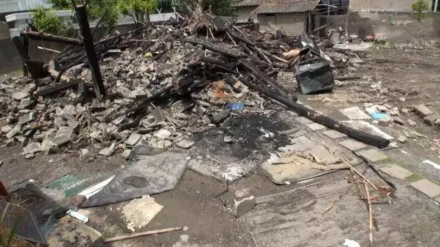 家中火.災爺爺失蹤 狗狗「趴在廢墟中不吃不喝」傻等 感動淚奔