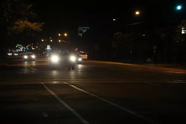 山區開車「1女要搭順風車」,他車滿不載繼續開!突然窗邊有異物嚇死人…原來又是「她」!
