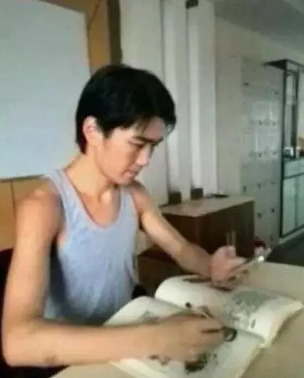 周星馳替身VS吳京替身,網友直呼:太像了,簡直就是親兄弟!
