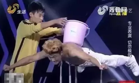 周星馳替身VS吳京替身,網友直呼:太像了,簡直就是親兄弟!