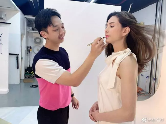 《哇》姑姑上上下下被「」偷拍「」 網友贊肌肉好美啊!