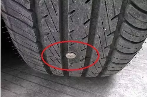 輪胎紮釘子到底拔不拔?10修車師傅教你一招,別等到車毀了才知道