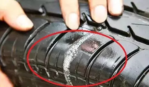 輪胎紮釘子到底拔不拔?10修車師傅教你一招,別等到車毀了才知道
