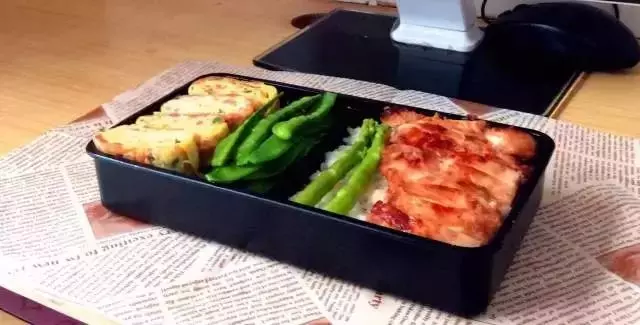 蒜香椒鹽雞排×玉子燒便當,辦公室秀飯神器