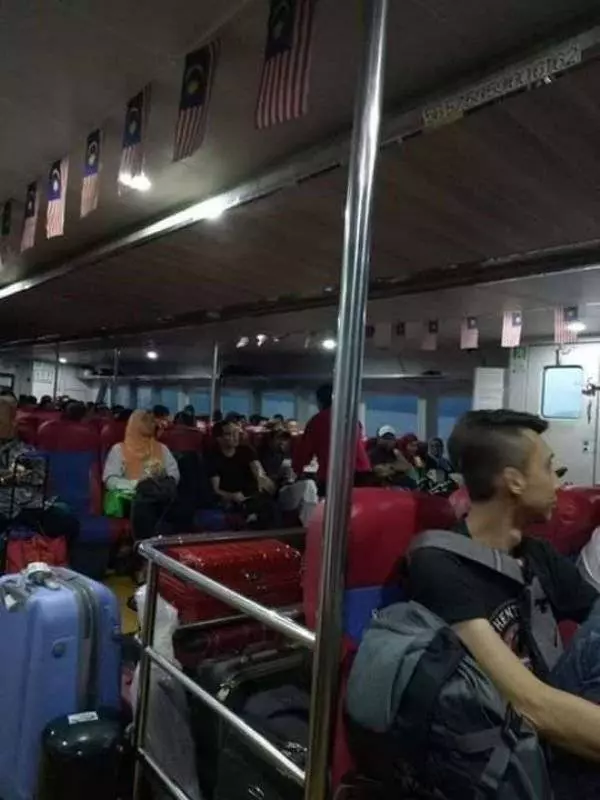 華裔遞巧克力和肯德基 讓船上穆斯林開齋