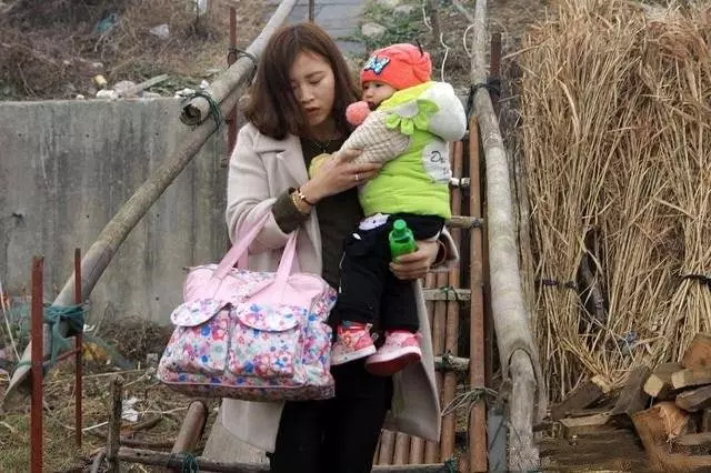 離婚請母親幫帶兒子,端午節她要2萬辛苦費,回家打開包我哽咽無語!